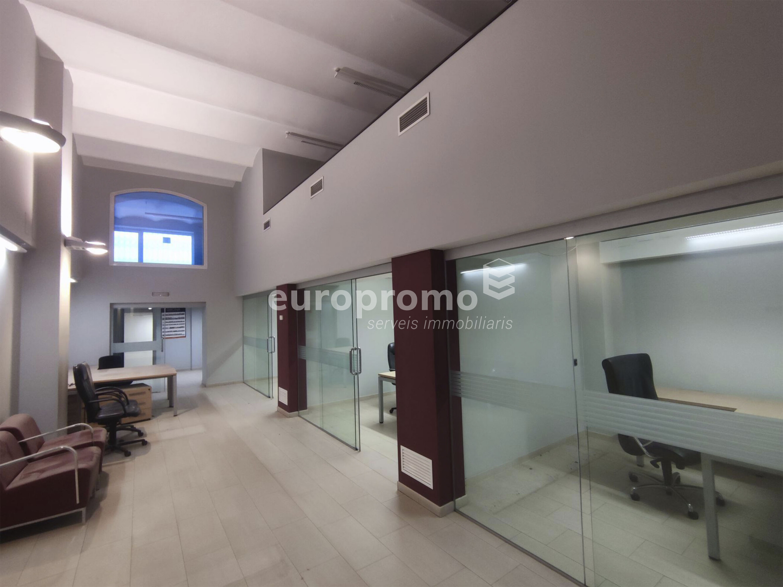 Local  de 400 m2 situado en el centro de Girona!